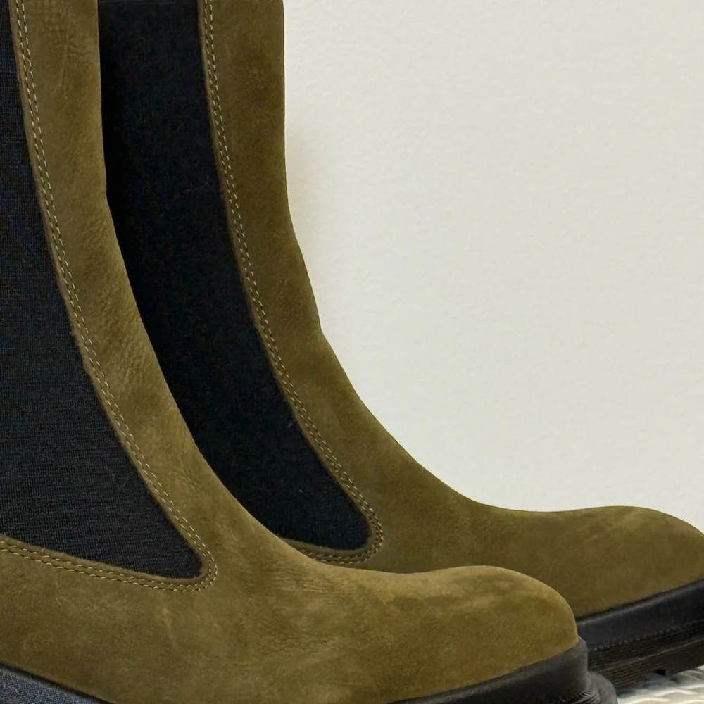 Dr. Martens
Maybole Chelsea Olive Buttersoft Boots - Picture 13 of 14